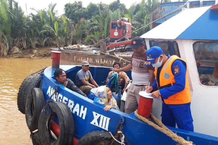 Petugas Ditpolair melakukan pencarian terhadap lima penumpang speedboat yang hilang usai menabrak tongkang batubara di Musi Banyuasin, Sumatera Selatan, Rabu (5/8/2020).