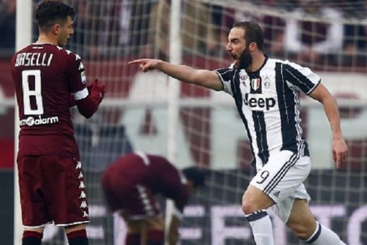 Gonzalo Higuain merayakan gol pertama Juventus ke gawang Torino pada pertandingan Serie A di Olimpico Turin, Minggu (11/12/2016).