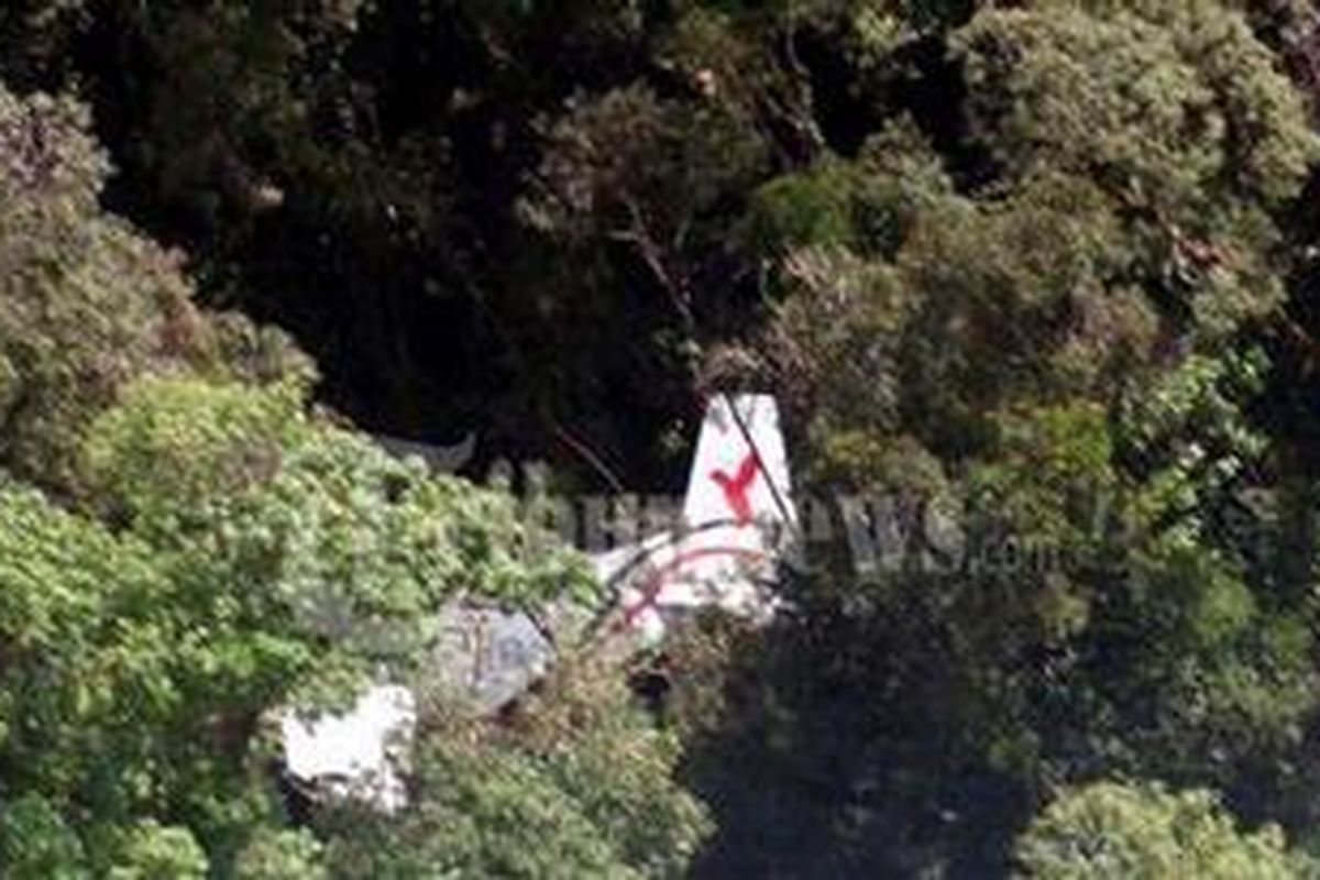 Foto udara yang di rilis Paskhas TNI AU memperlihatkan kondisi Pesawat Cassa 212 200 yang jatuh di kawasan hutan Taman Nasional Gunung Leuser (TNGL), Bahorok, Langkat, Sumatera Utara.