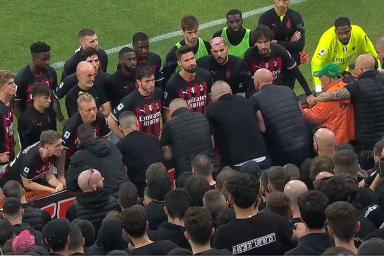 Curva Sud, kelompok Ultras Milan, menarik perhatian publik sepak bola Eropa setelah mereka terlihat berbicara langsung kepada pelatih Stefano Pioli dan para pemain AC Milan usai kekalahan 0-2 dari Spezia pada Sabtu (13/5/2023).