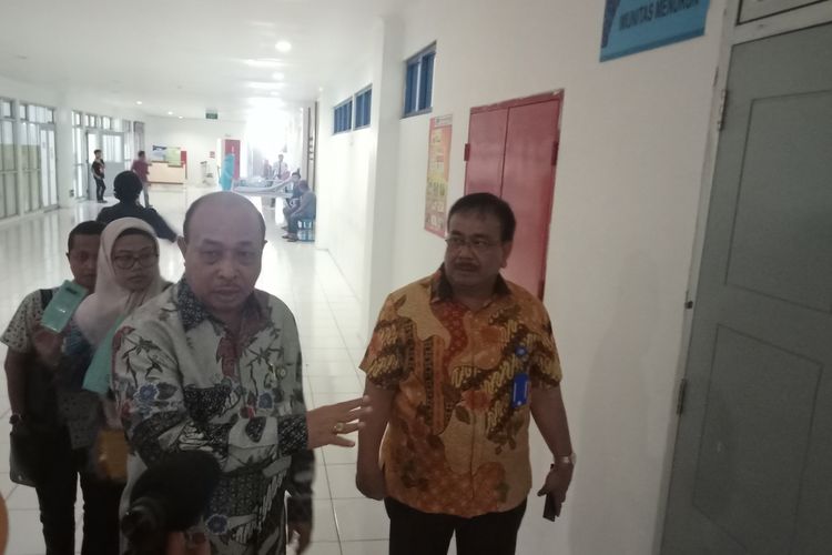Staf Ahli Kemenkes Roby P didampingi Dirut RSUP M Djamil Padang, Yusirwan Yusuf mengecek ruangan RSUP M Djamil, Selasa (28/1/2020)