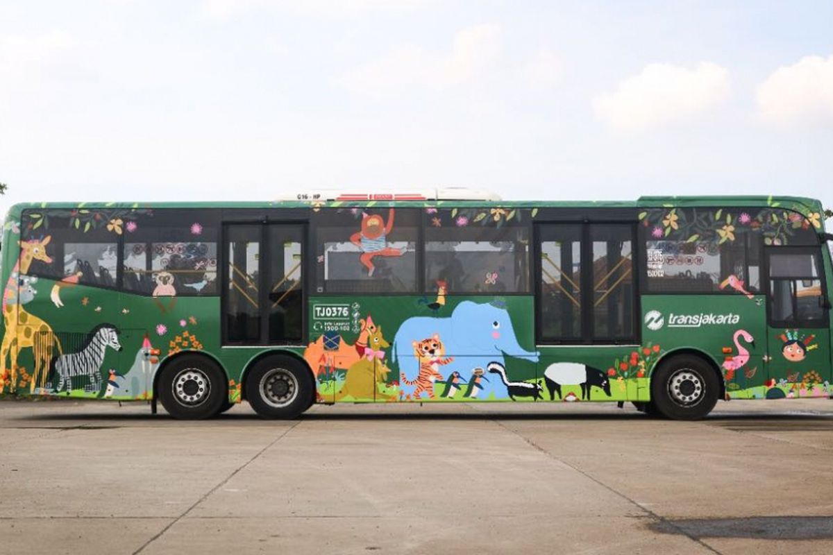 Sebanyak 10 bus transjakarta rute Ragunan dan Ancol, dipasangi stiker bergambar satwa. Pemasangan stiker itu sebagai bagian keikutsertaan PT Transjakarta memperkenalkan lokasi wisata di Ibu Kota. 