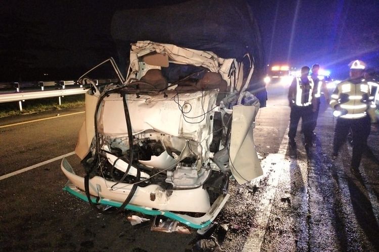 Kondisi pikap bermuatan sayur ringsek usai menabrak dump truk di tol Gempol-Pasuruan, Senin malam (16/12/2024). Akibat kecelakaan itu tiga penumpang tewas di lokasi kejadian. 
