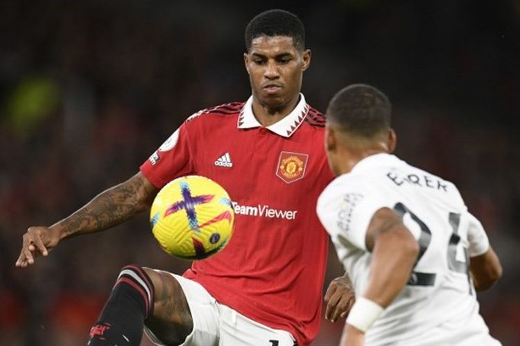 Penyerang Manchester United Marcus Rashford berduel dengan bek West Ham United Thilo Kehrer dalam laga lanjutan Liga Inggris musim 2022-2023. Laga Man United vs West Ham berlangsung di Stadion Old Trafford, Manchester, pada Minggu (30/10/2022) malam WIB.