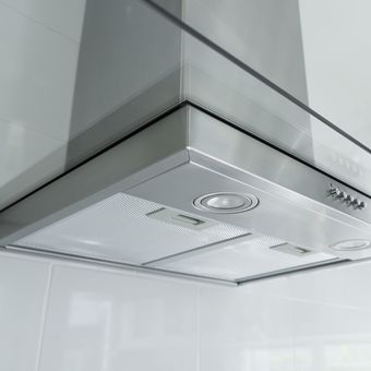 Ilustrasi cooker hood di dapur.