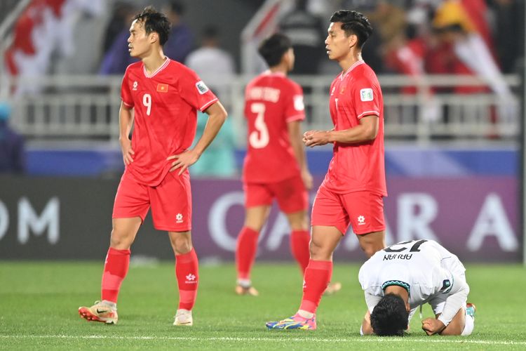 Pesepak bola Timnas Indonesia Pratama Arhan bersujud usai memenangi pertandingan melawan Vietnam pada laga kedua penyisihan grup D Piala Asia 2023 di Stadion Abdullah Bin Khalifah, Doha, Qatar, Jumat (19/1/2024). Indonesia menang 1-0 atas Vietnam. 