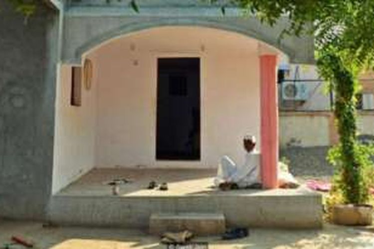 Desa Shani Shingnapur, Maharashtra, India selama beberapa generasi memelihara tradisi unik yaitu tidak memiliki pintu dan kunci di rumah mereka karena yakin dewa junjungan mereka akan selalu melindungi.