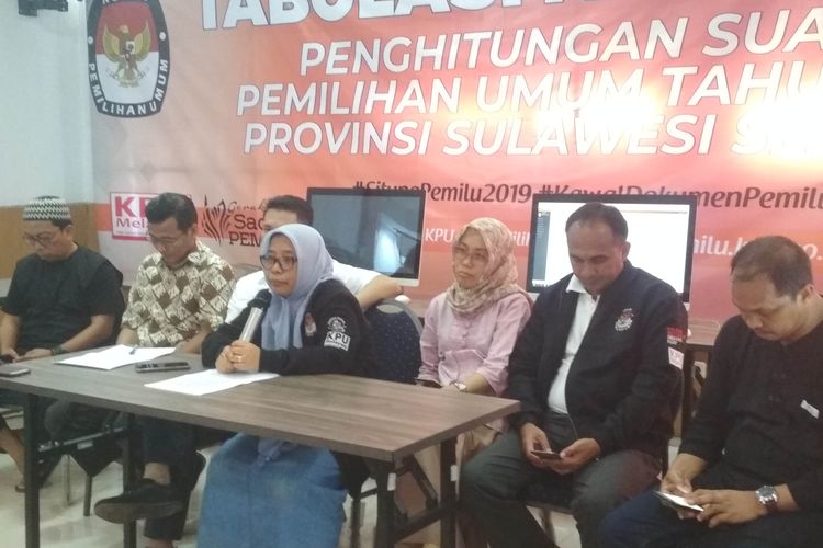 Komisioner KPU Sulsel saat menggelar jumpa pers di kantor KPUD Sulsel, Jumat (19/4/2019).