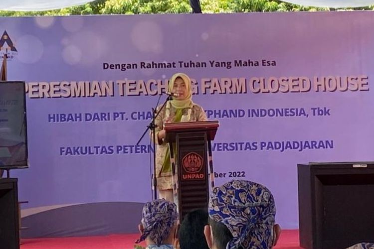 Rektor Unpad Prof Dr Rina Indiastuti memberikan sambutan dalam acara Peresmian Teaching Farm Closed House di Unpad. 