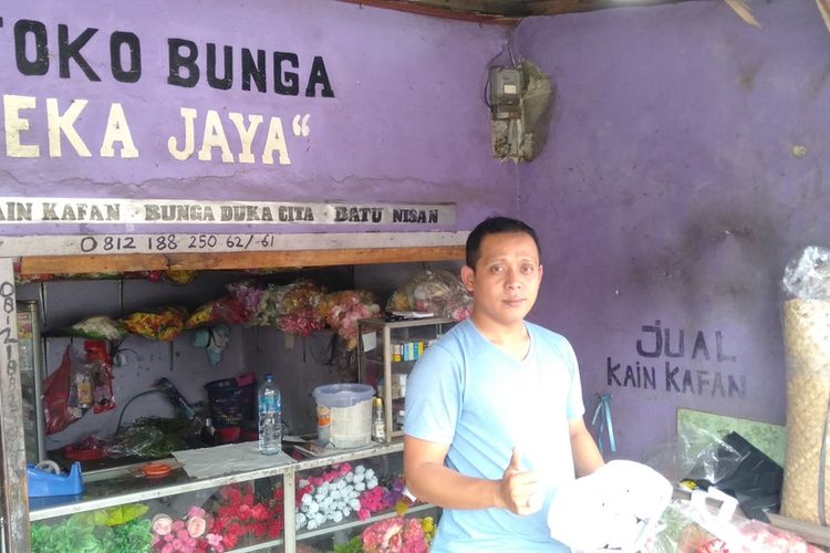 Agus Eka Jaya, penjual bunga di kawasan TPU Pondok Ranggon, Jakarta Timur, Sabtu (7/3/2020)