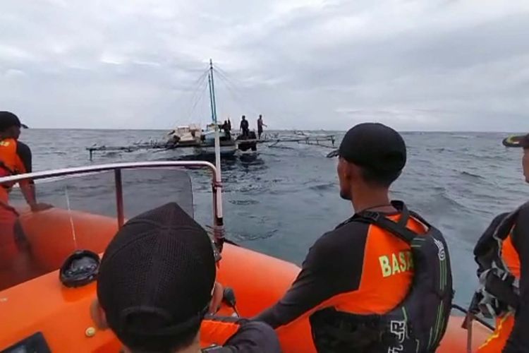 Tim SAR saat evakuasi kapal pencari ikan di perairan Sangeang, Kecamatan Wera, Kabupaten Bima, Jumat (24/2/2023).