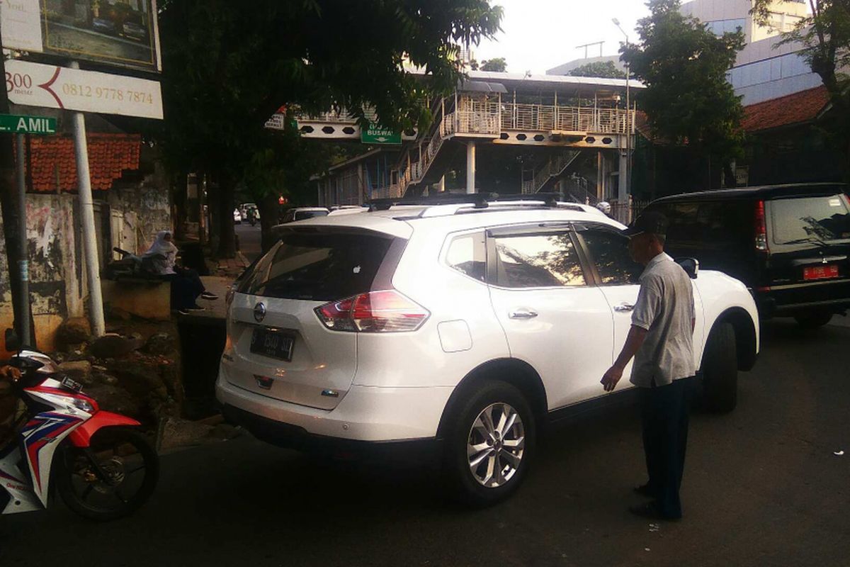 Pak Ogah di Jalan Warung Buncit Raya, Selasa (25/7/2017).