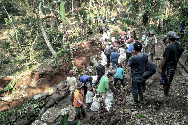 Peristiwa bencana tanah longsor terjadi di Kampung Parakan Kopo, RT 02 RW 02, Desa Kertamukti, Kecamatan Cipatat, Kabupaten Bandung Barat (KBB), Jawa Barat, Jumat (20/10/2023).
