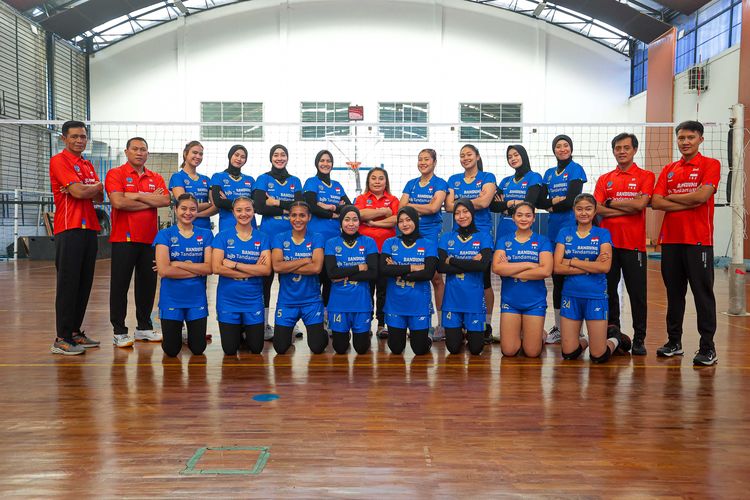 Skuad Bandung BJB Tandamata yang akan mewakili timnas voli putri Indonesia pada seri pertama SEA V League 2023 di Vinh Yen, Vietnam, pada 4-6 Agustus 2023 mendatang. Daftar pemain timnas voli putri Indonesia untuk SEA V League 2023 diisi oleh 16 nama. (Foto oleh Official Bandung BJB Tandamata via PBVSI)