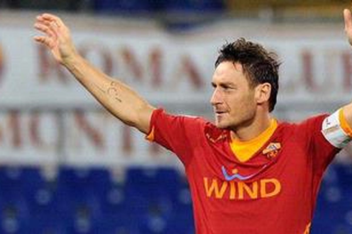 Kapten AS Roma, Fransesco Totti, merayakan gol pertama (dari dua) ke gawang Cesena, pada lanjutan Serie-A, di Olimpico, Sabtu (21/1/2012).