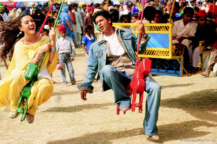 Preity Zinta (kiri) dan Shah Rukh Khan dalam film Veer Zaara (2004)