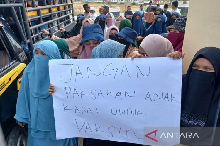 Ratusan warga demo tolak vaksin untuk santri dan siswa di Aceh. Unjuk rasa berlangsung di pintu Gedung Dewan Perwakilan Rakyat Kabupaten (DPRK) Aceh Utara di Lhoksukon, Kamis (3/2/2022). 