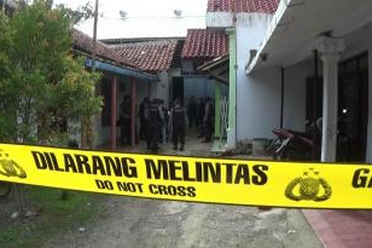 Polisi berjaga di rumah milik Ali Mahmud di Desa Langgen, Talang, Tegal, Jawa Tengah. Ali Mahmud ditangkap polisi bersenjata lengkap bersama empat warga lainnya. 