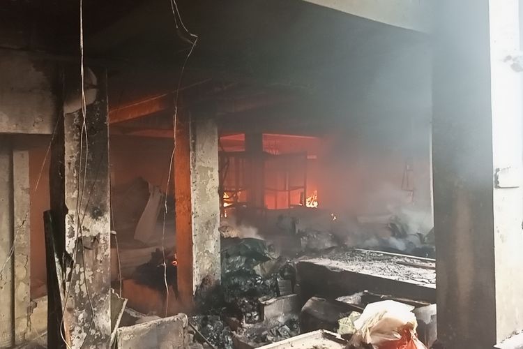 Kondisi kebakaran di Pasar Leuwiliang, Kabupaten Bogor, Jawa Barat. Api masih berkobar hingga Kamis (28/9/2023).