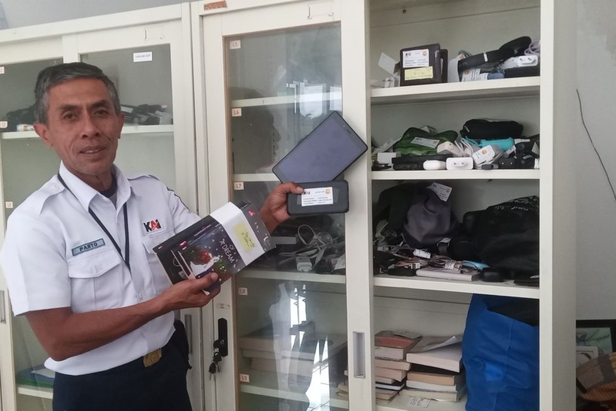 Penyelia Polsuska Daop 2 Bandung Parto Pranoto tengah memperlihatkan barang penumpang yang tertinggal di kereta, saat ini tersimpan di layana lost and found KAI Daop 2 Bandung, Rabu (23/1/2025)