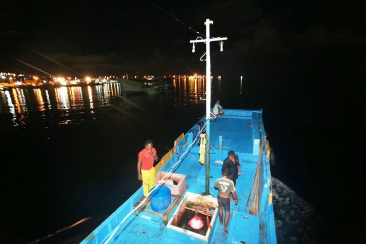 Nelayan Ternate berangkat melaut dini hari menuju perairan dekat Pulau Hiri, Maluku. 