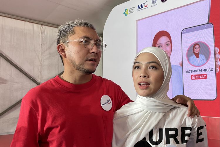 Pasangan artis Ananda Omesh dan Dian Ayu saat ditemui usai acara salah satu produk pasta gigi, di kawasan Benhil, Jakarta Pusat, Senin (20/3/2023).