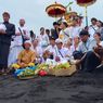 Melihat Ribuan Umat Hindu Upacara Melasti di Pantai Watu Pecak Lumajang
