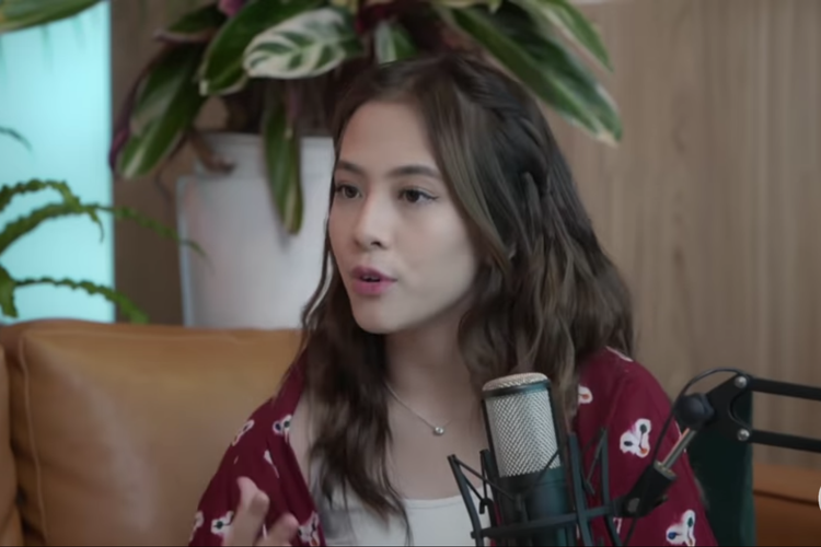Aktris Adhisty Zara dalam podcast bersama influencer Putri Tanjung