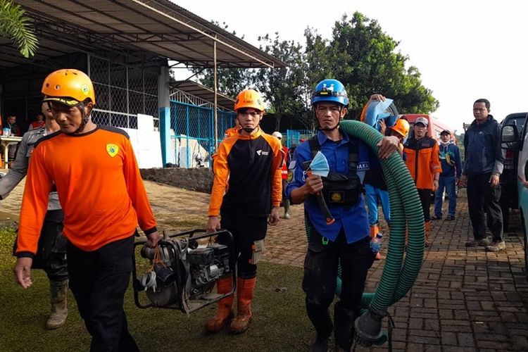 Disaster Management Center (DMC) Dompet Dhuafa turut serta bersama tim SAR gabungan dalam pencarian korban timbunan tanah longsor di Cijeruk, Kabupaten Bogor, Jawa Barat, Sabtu (21/5/2022). 