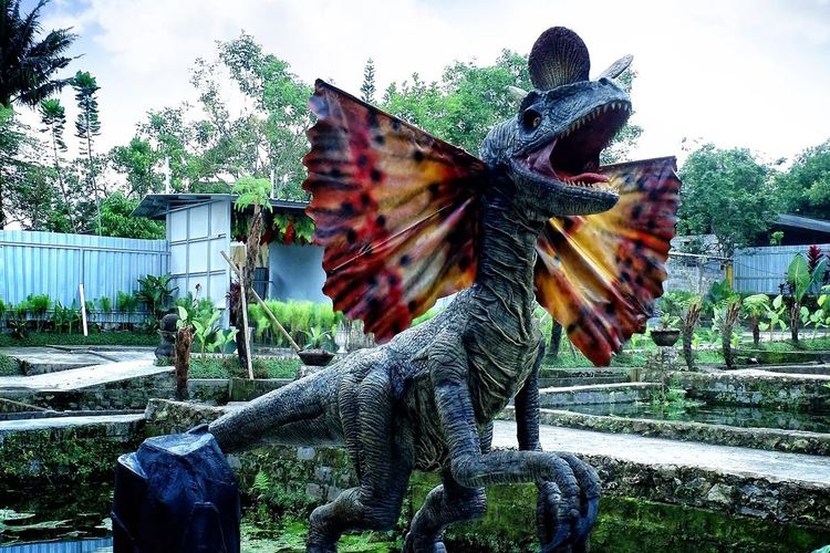 Potret salah satu replika dinosaurus di The Ugul-Ugul Kepurun.