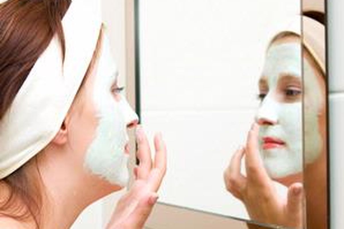 Daripada mahal ke spa, lakukan perawatan wajah di rumah dengan produk tepat.