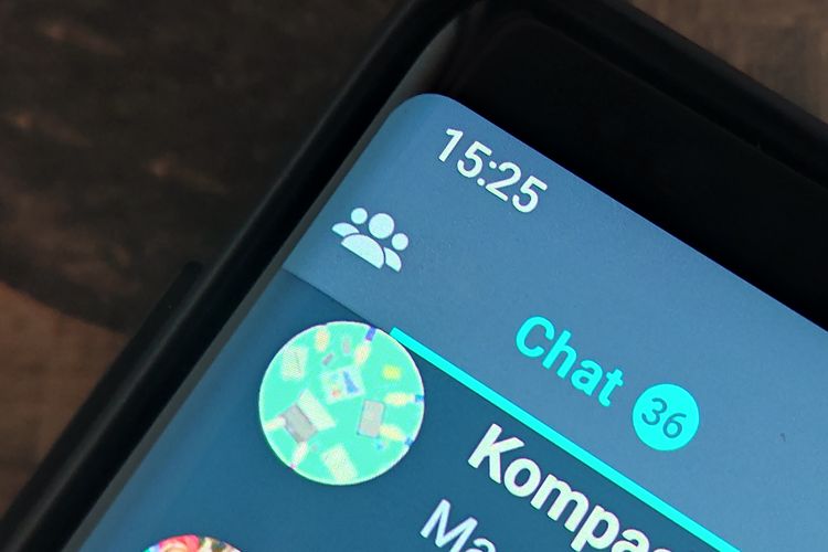 Fitur Komunitas di WhatsApp dengan ikon tiga karakter orang. Menu Komunitas terletak di pojok kiri atas beranda WhatsApp.
