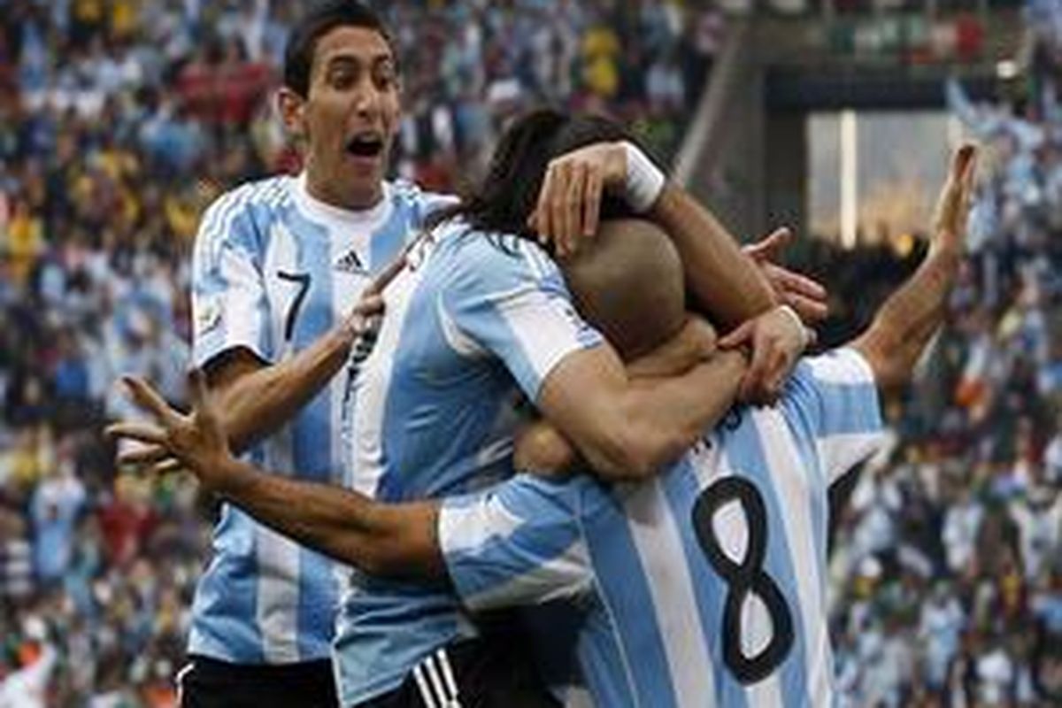 Para pemain Argentina merayakan gol yang dicetak Gabriel Heinze ke gawang Nigeria pada menit keenam. Argentina menang 1-0 pada laga perdana penyisihan Grup B Piala Dunia 2010, Sabtu (12/6/10).