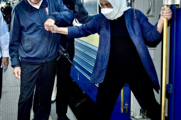 Presiden Joko Widoeo dan Ibu Iriana Joko Widodo beserta rombongan terbatas saat tiba di Peron 1 Stasiun Central Kyiv, Ukraina sekitar pukul 08.50 waktu setempat, Rabu (29/6/2022).