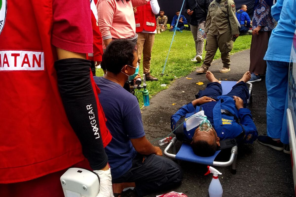 Puluhan anggota Satpol PP pingsan saat mengikuti upacara HUT ke-72 Satpol PP di Alun-alun Kota Blitar, Rabu (16/3/2022)