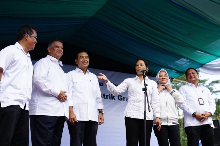 Menteri BUMN Rini Soemarno bersama jajaran Direktur BUMN ketika memberikan pemaparan kepada ibu-ibu penjahit nasabah Mekaar di Desa Cikupa, Kabupaten Tasikmalayan, Kamis (12/7/2018).