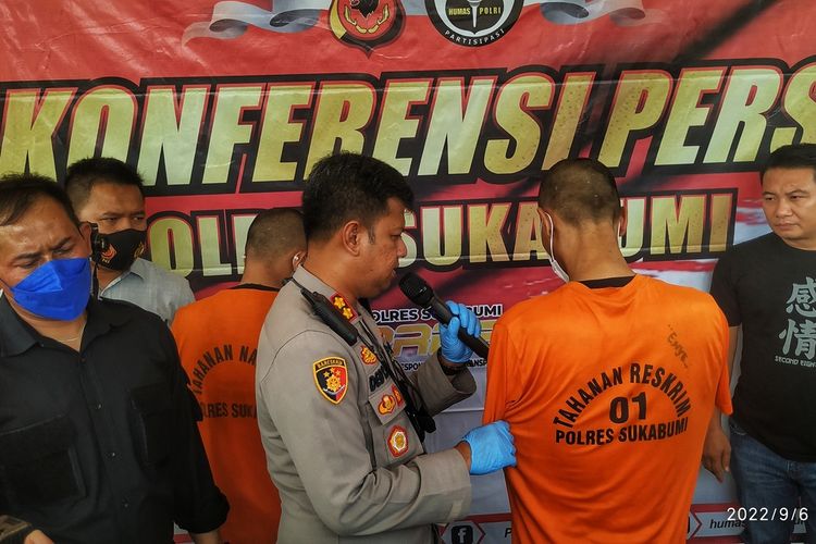 Kepala Polres Sukabumi AKBP Dedy Darmawansyah sedang bertanya kepada tersangka DL saat konferensi pers di Palabuhanratu, Sukabumi, Jawa Barat, Selasa (6/9/2022).