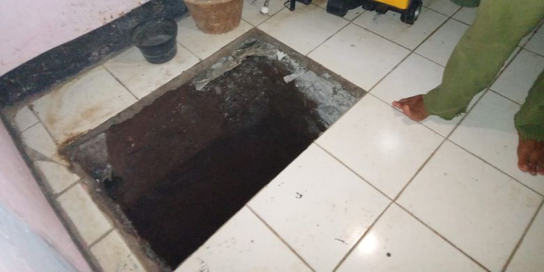 Lubang dalam rumah Wowon di Kampung Babakan Mande, Desa Gunungsari, Kecamatan Ciranjang, Kabupaten Cianjur, Jawa Barat. Dalam lubang ini polisi menemukan salah satu korban pembunuhan yang dilakukan Wowon cs.