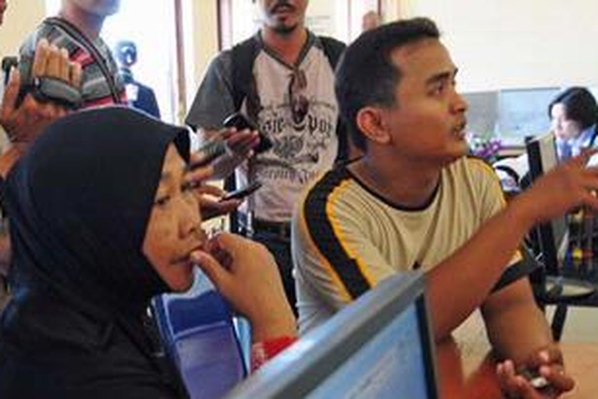 Andi bersama mertuanya, Yani, saat melapor ke Polres Pamekasan, terkait penipuan dengan modus penggandaan uang.