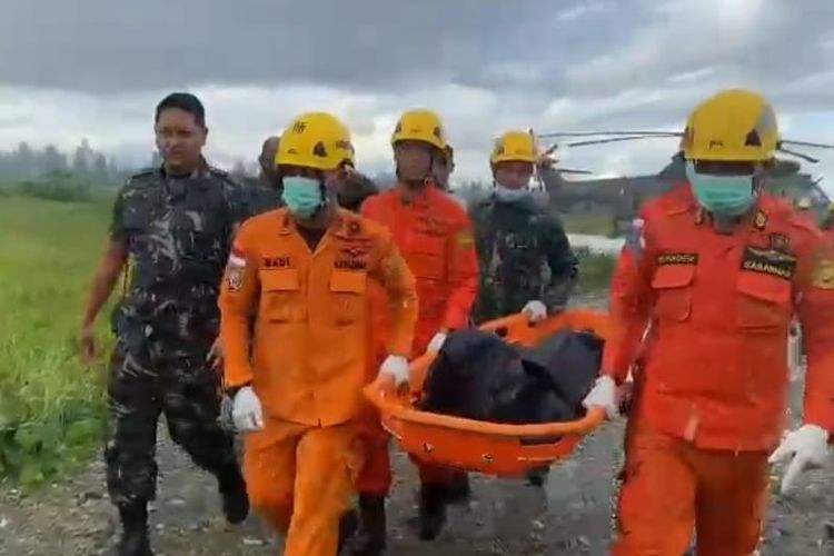 Tim SAR gabungan membawa jasad Pliter anak usia 4 tahun yang jadi korban helikopter jatuh di sekitaran Distrik Jila, Mimika, Papua, Kamis (9/6/2022).