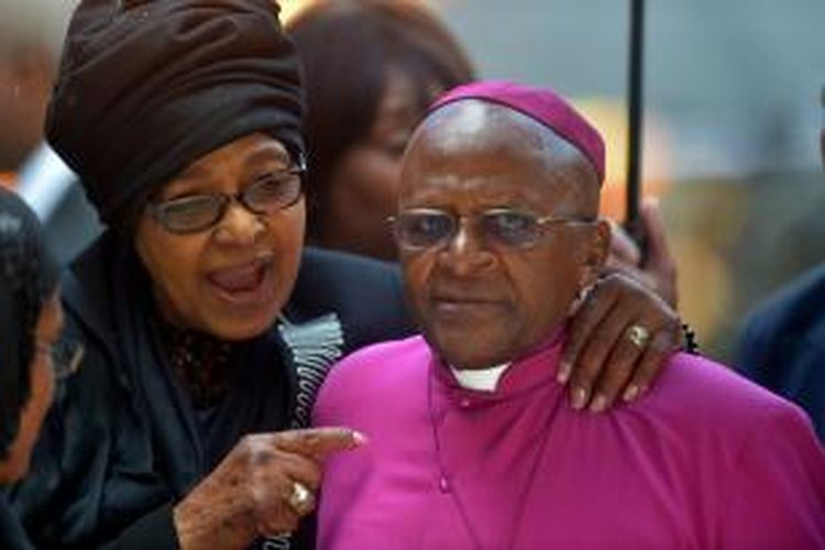 Uskup Desmond Tutu bersama mantan istri Mandela, Winnie Madikizela di sela-sela upacara mengenang Mandela di Soweto, Selasa (10/12/2013). Tutu yang adalah salah seorang kawan dekat Mandela justru tak diundang menghadiri pemakaman tokoh anti-apartheid itu.