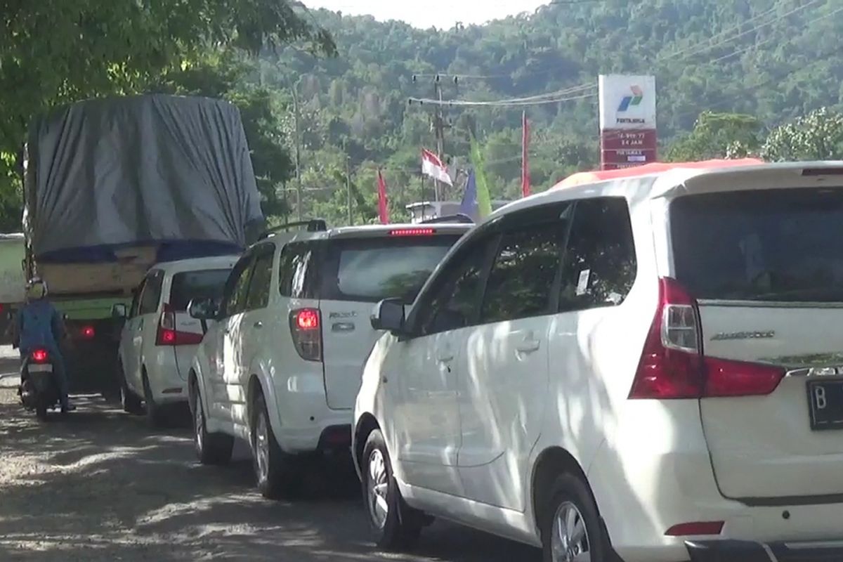 Kendaraan mengular dari dalam hingga depan SPBU Sampoddo, kecamatan wara selatan, kota palopo dan menyebabkan kemacetan. Kamis (22/11/2018)