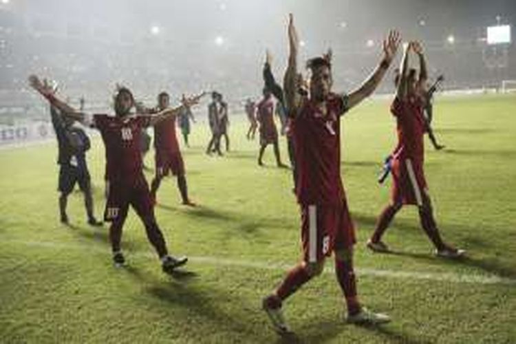 Para pemain Timnas Indonesia, antara lain Stefano Lilipaly (nomor 8), Zulham Zamrun (no 10), merayakan kemenangan usai mengalahkan Thailand di laga final Piala APP 2016 di Stadion Pakansari, Bogor, Rabu (14/12/2016). Indonesia meraih kemenangan 2-1 atas Thailand.