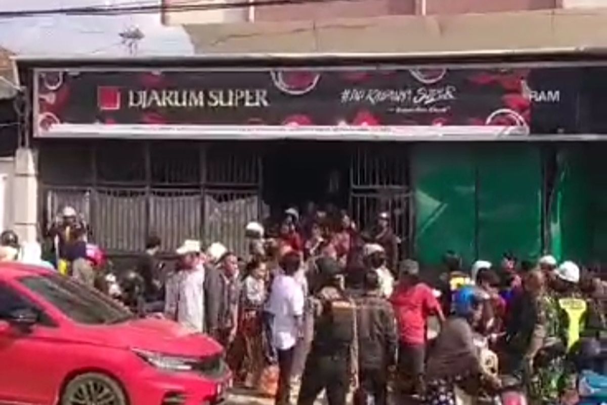 Puluhan warga di Kabupaten Bone, Sulawesi Selatan berkerumun sesaat setelah jasad seorang seorang ibu rumah tangga (IRT) penuh luka di temukan di toko miliknya. Jumat, (10/11/2023).