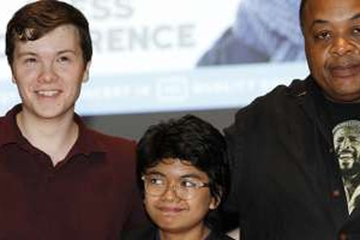 Pianis muda Indonesia Joey Alexander (tengah) foto bersama dengan drumer jazz legendaris Jeff Tain Watts (kanan) dan pemain contrabass Dan Chmielinski usai memberikan keterangan pers jelang konser di Jakarta, Kamis (19/5/2016). Joey akan tampil dalam konser pertama di Indonesia bersama kedua musisi tersebut pada Minggu, 22 Mei mendatang di JIExpo, Kemayoran, Jakarta Pusat.