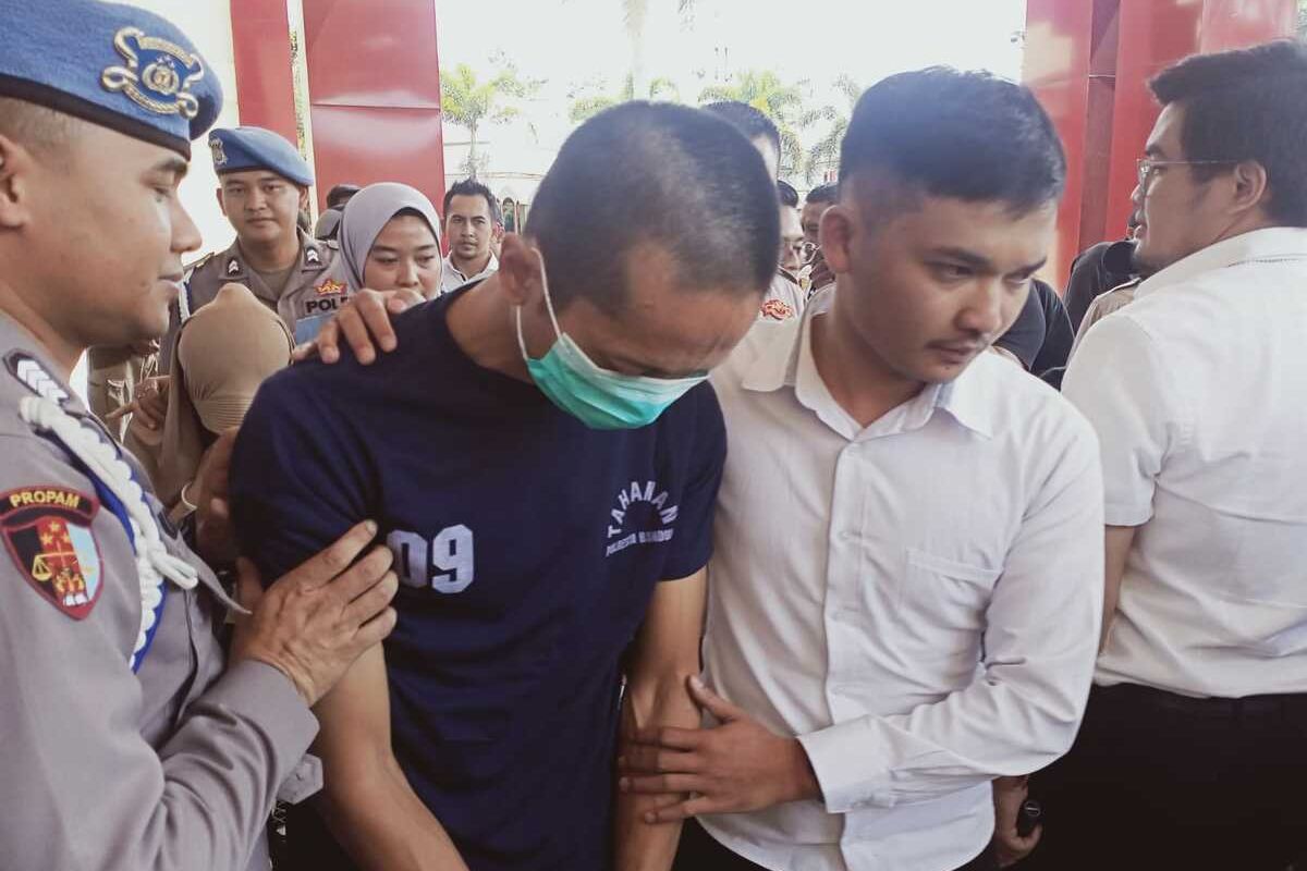 Kedua Pasangan Suami-Istri yakni RM (42) dan DM (27) yang merupakan pelaku pembuatan video porno di salah satu kebun teh di Kecamatan Rancabali, Kabupaten Bandung, Jawa Barat diamankan jajaran Satreskrim Polresta Bandung pada Senin (22/5/2023)