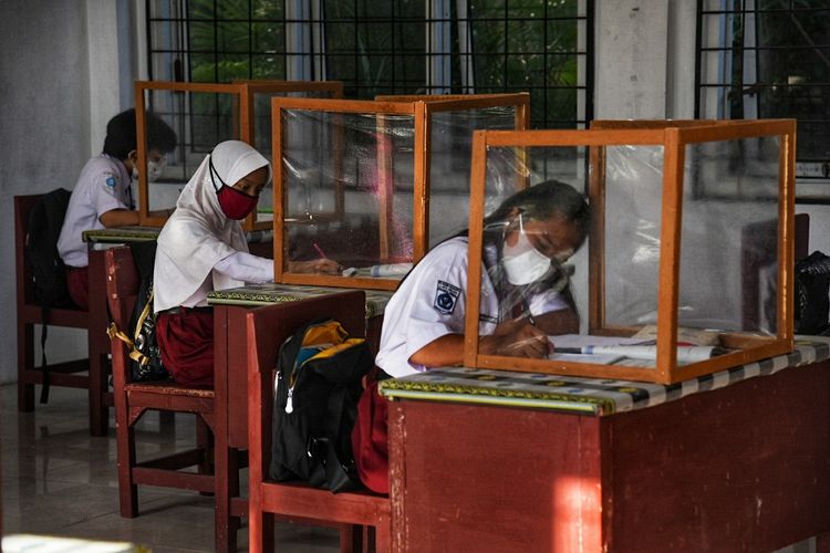 Sejumlah pelajar mengikuti Pembelajaran Tatap Muka (PTM) dengan?menerapkan protokol kesehatan di SD Negeri 064979, Medan Sunggal, Kota Medan, Sumatera Utara, Senin (1/11/2021). Sejumlah pelajar mengikuti Pembelajaran Tatap Muka (PTM) dengan?menerapkan protokol kesehatan di SD Negeri 064979, Medan Sunggal, Kota Medan, Sumatera Utara, Senin (1/11/2021). 