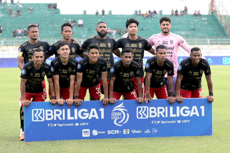 Pemain inti Bali United foto bersama sebelum laga pekan ke-20 Liga 1 2023-2024 melawan Madura United yang berakhir dengan skor 1-2 di Stadion Gelora Bangkalan, Jawa Timur, Kamis (23/11/2023) sore.