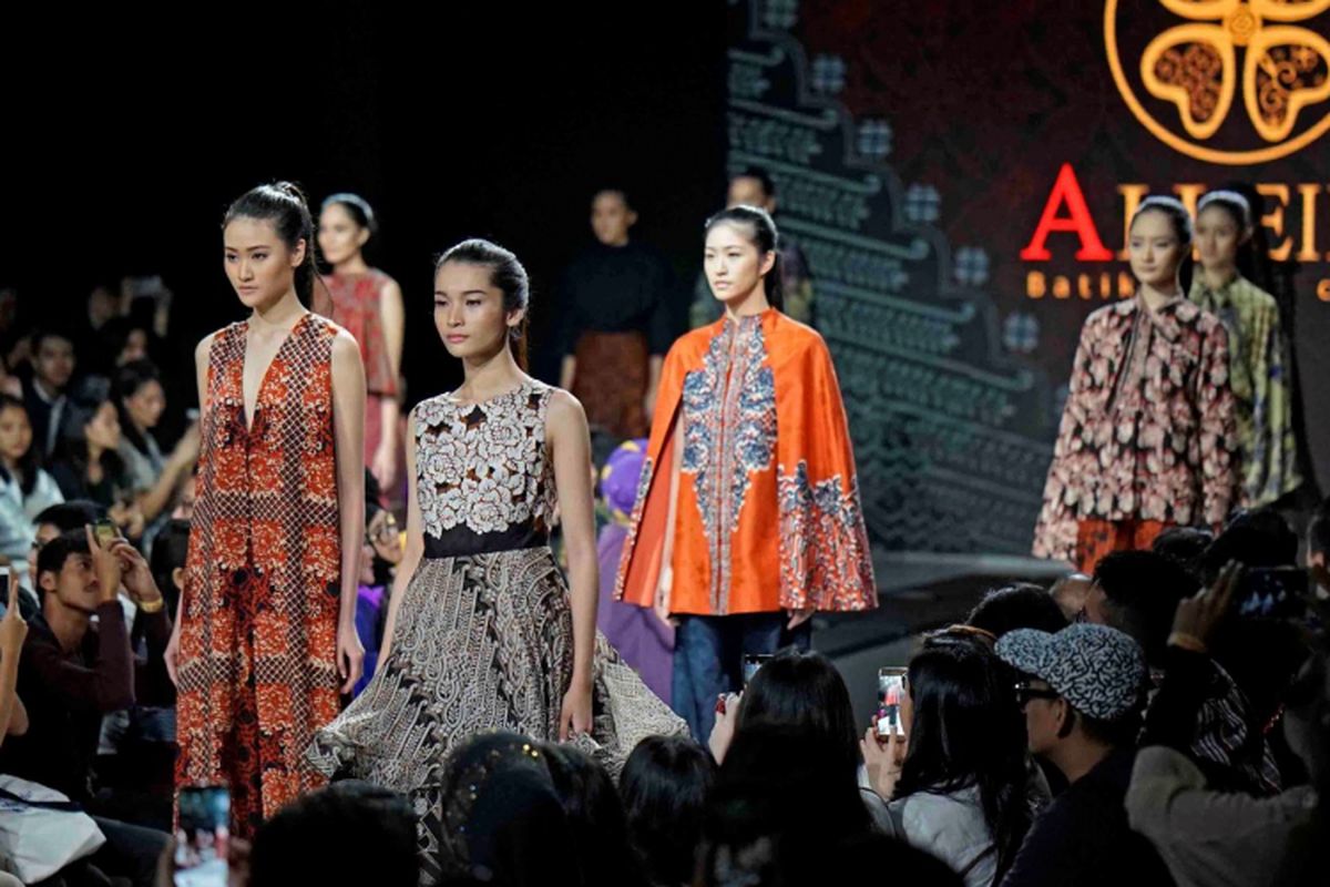 Koleksi terbaru Alleira Batik, Amorous, dalam peragaan busana di acara Plaza Indonesia Fashion Week 2018.