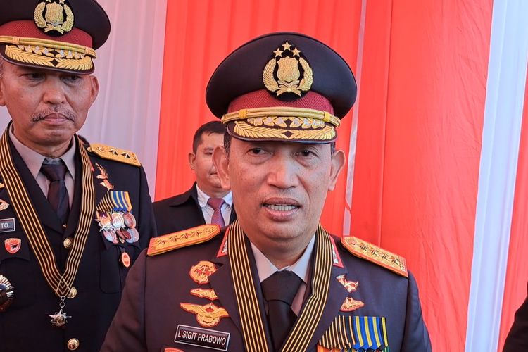 Kapolri Jenderal Listyo Sigit Prabowo saat ditemui seusai upacara peringatan HUT TNI di Monumen Nasional, Jakarta, Kamis (5/10/2023).